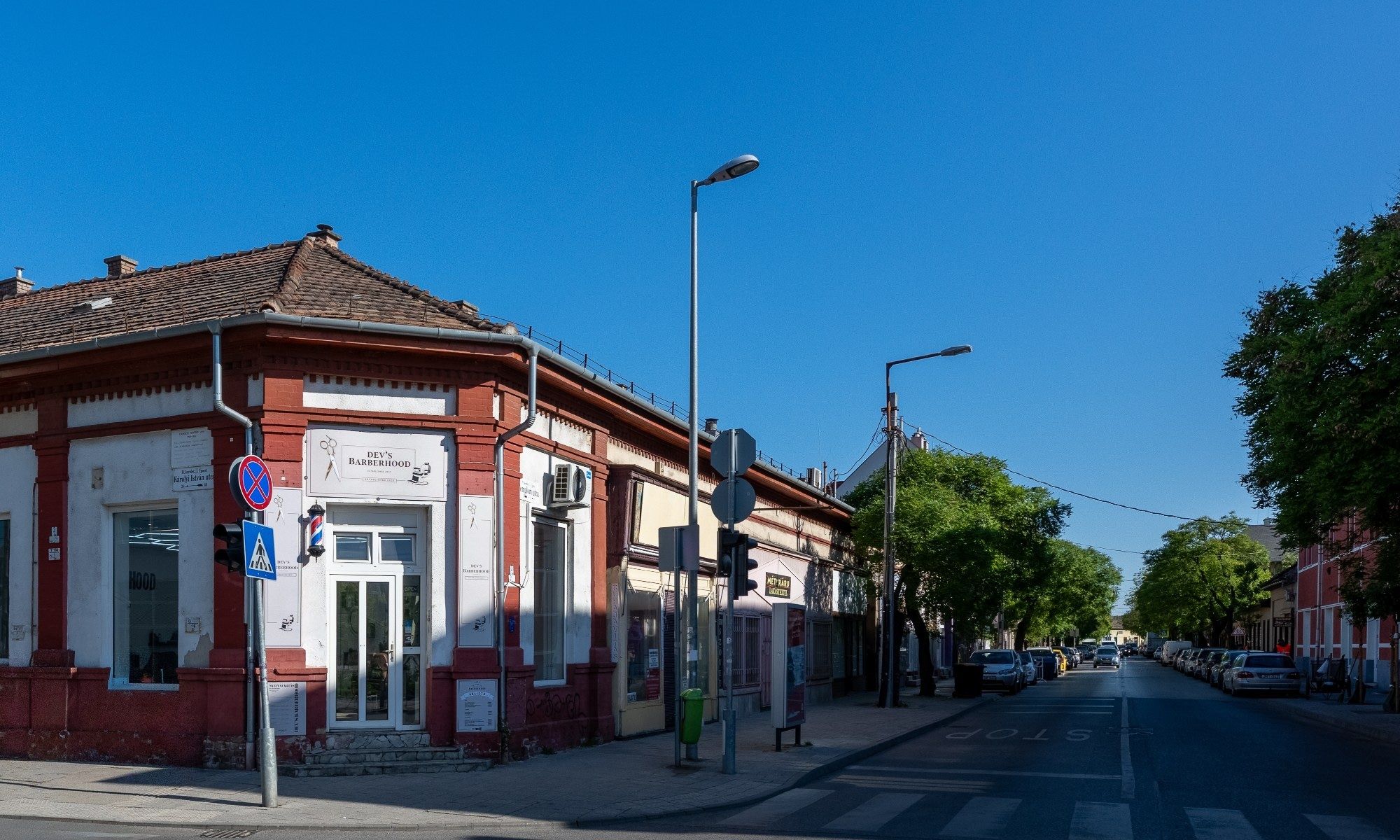 A Templom utca a szalon sarokházával, napos időben.